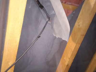 DC kabel z fotovoltaiky protažený přes protrženou podstřešní fólii