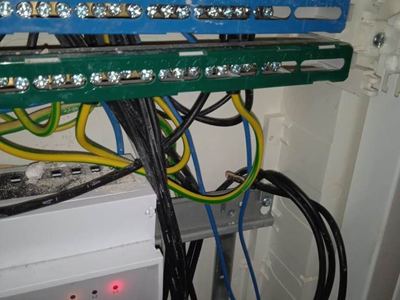 Kabeláž v rozvaděči fotovoltaické elektrárny