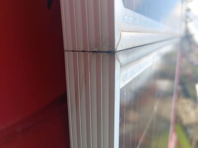 Detail montáže – spára mezi rámy fotovoltaických panelů