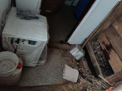 Střídač a baterie fotovoltaiky umístěné v poškozeném prostoru