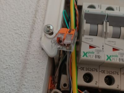 Svorky a jističe v rozvaděči FVE při kontrole montáže
